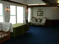 قارب مزدوج الهيكل للبيع