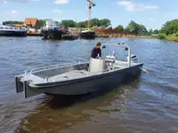 قوارب العمل للبيع