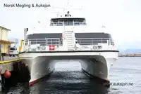 قارب مزدوج الهيكل للبيع