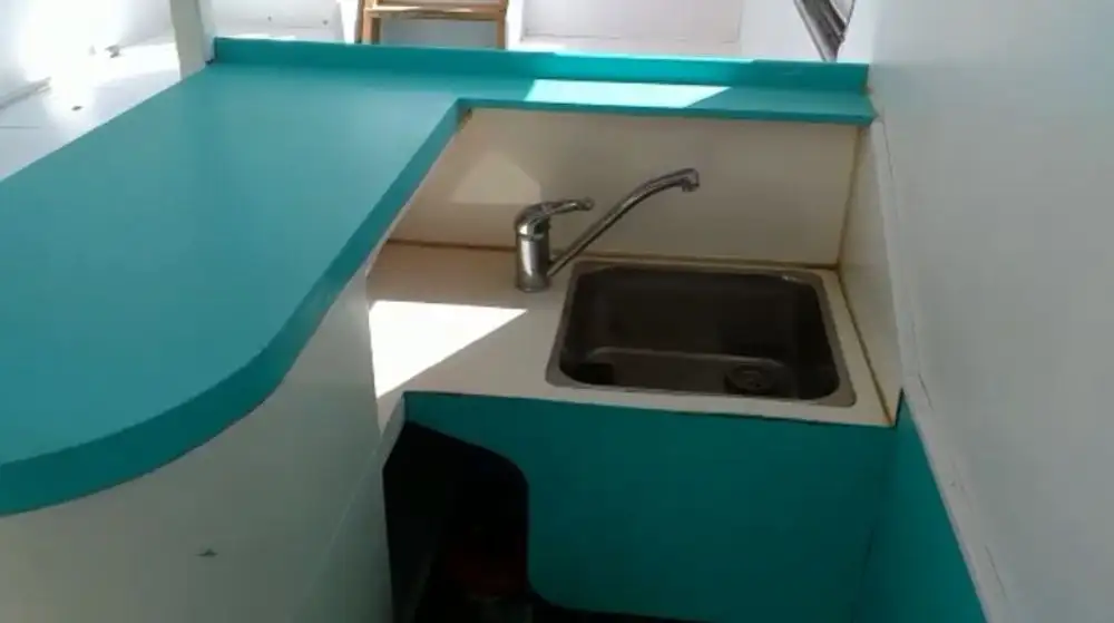 قارب طاقم للبيع