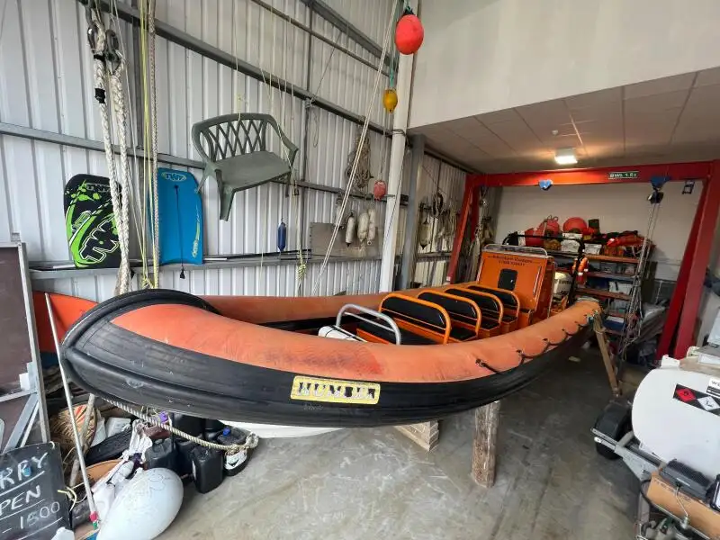 قوارب العمل للبيع