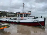 زورق السحب للبيع