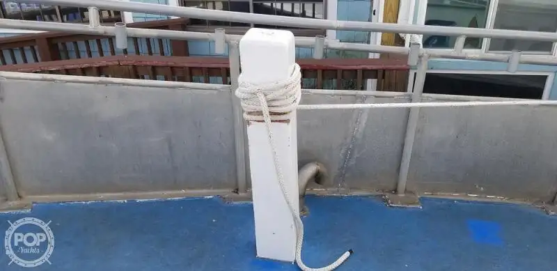 قارب مزدوج الهيكل للبيع