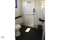 قارب مزدوج الهيكل للبيع