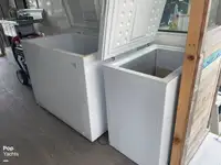 قارب مزدوج الهيكل للبيع