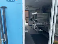 قارب مزدوج الهيكل للبيع
