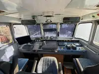 قارب مزدوج الهيكل للبيع