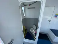 قارب مزدوج الهيكل للبيع