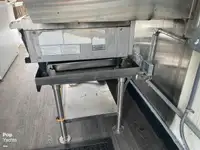 قارب مزدوج الهيكل للبيع
