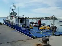 قارب طاقم للبيع