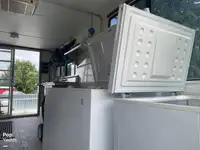 قارب مزدوج الهيكل للبيع