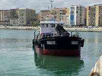 قوارب العمل للبيع
