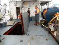 قوارب العمل للبيع