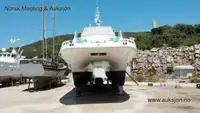 قارب مزدوج الهيكل للبيع