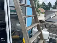 قارب مزدوج الهيكل للبيع