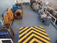 قوارب العمل للبيع