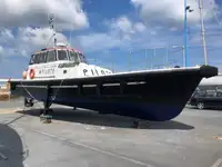 قارب إرشادي للبيع