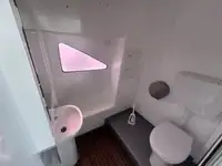 قارب مزدوج الهيكل للبيع