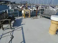 قوارب العمل للبيع