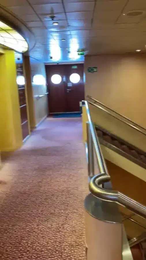سفينة سياحية للبيع