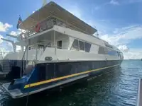 قارب مزدوج الهيكل للبيع