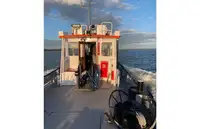 قوارب العمل للبيع