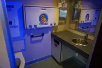 قارب مزدوج الهيكل للبيع