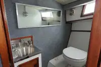 قوارب العمل للبيع