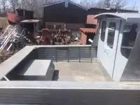 قوارب العمل للبيع