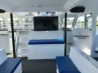 قارب مزدوج الهيكل للبيع