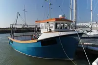 قوارب العمل للبيع