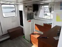 قوارب العمل للبيع