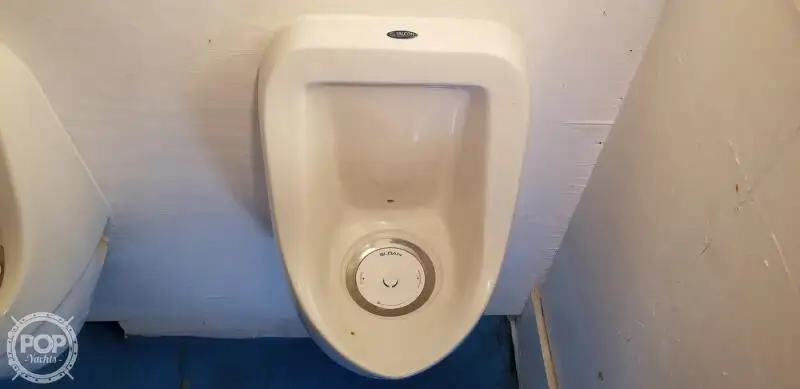 قارب مزدوج الهيكل للبيع