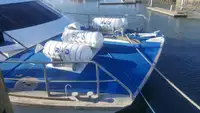 قارب مزدوج الهيكل للبيع