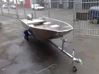 قوارب العمل للبيع