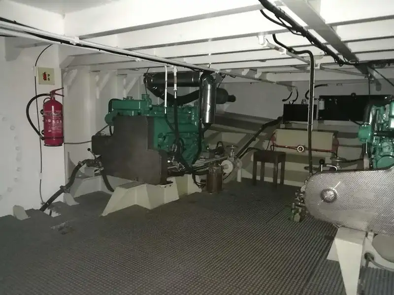 قوارب العمل للبيع