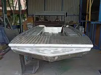 قوارب العمل للبيع