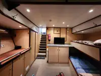 قوارب العمل للبيع