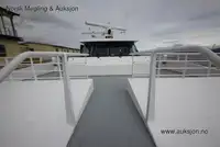 قارب مزدوج الهيكل للبيع