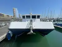 قارب مزدوج الهيكل للبيع