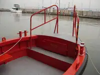 قوارب العمل للبيع