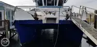 قارب مزدوج الهيكل للبيع