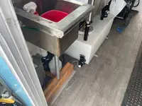 قارب مزدوج الهيكل للبيع