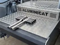 قارب مزدوج الهيكل للبيع