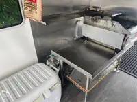 قارب مزدوج الهيكل للبيع