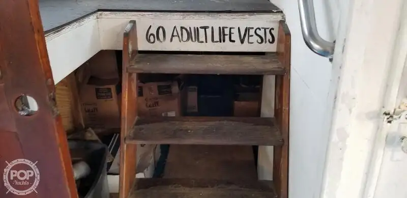 قارب مزدوج الهيكل للبيع