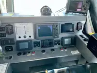 قارب مزدوج الهيكل للبيع