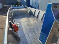 قوارب العمل للبيع
