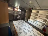 قارب مزدوج الهيكل للبيع