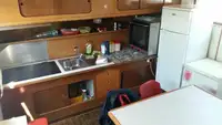 قارب طاقم للبيع